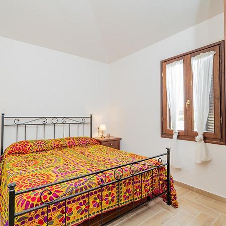 Appartamento Trilocale Le Canne 4 Posti Letto Con Giardino E Posto Auto Privato San Teodoro  Extérieur photo