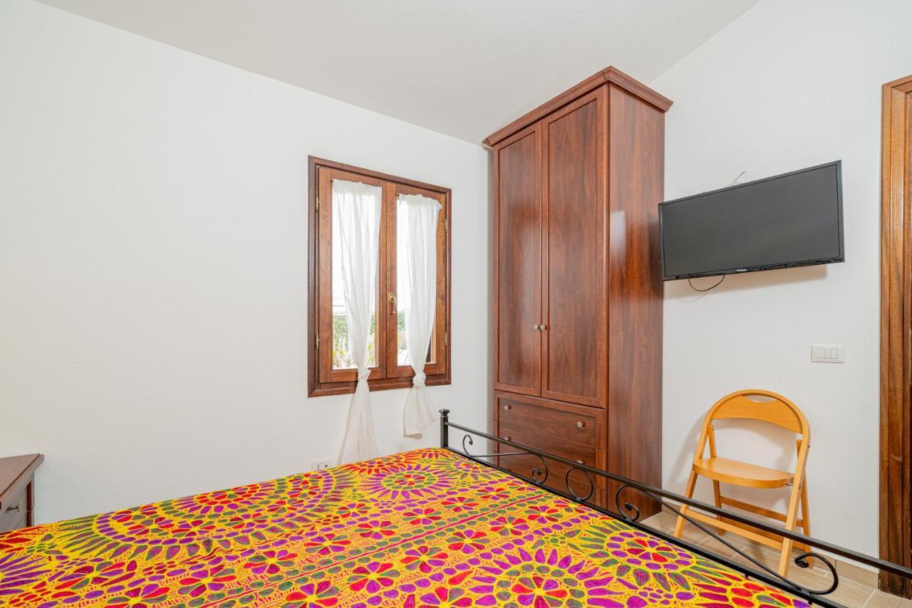 Appartamento Trilocale Le Canne 4 Posti Letto Con Giardino E Posto Auto Privato San Teodoro  Extérieur photo