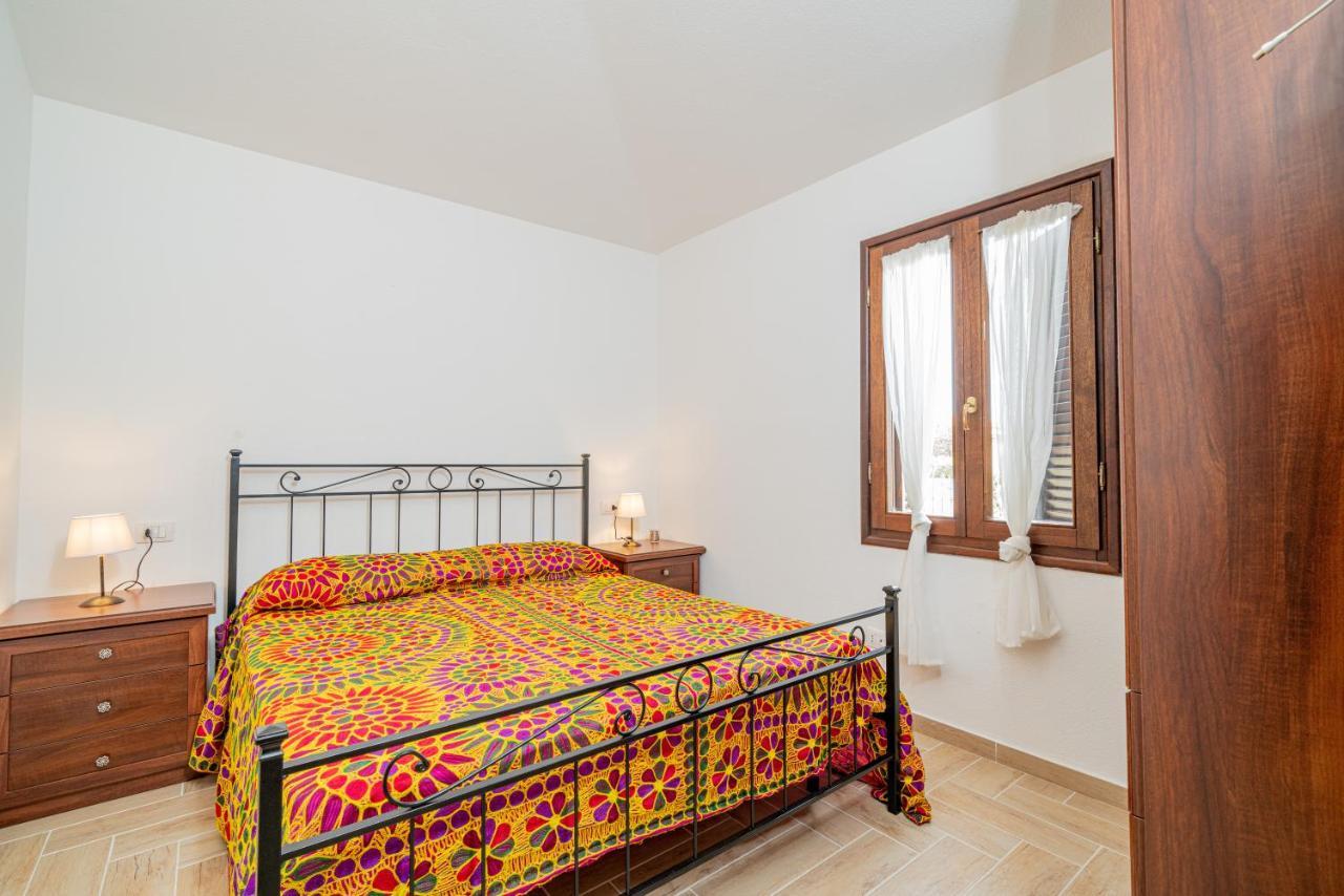 Appartamento Trilocale Le Canne 4 Posti Letto Con Giardino E Posto Auto Privato San Teodoro  Extérieur photo