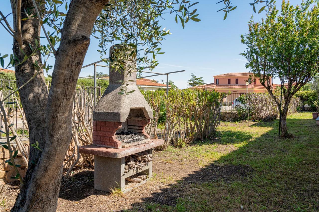 Appartamento Trilocale Le Canne 4 Posti Letto Con Giardino E Posto Auto Privato San Teodoro  Extérieur photo